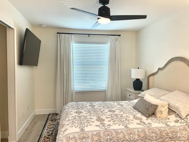 Building Photo - 3/2.5 ANNUAL/FURNISHED  TOWNHOUSE- GORGEOU...