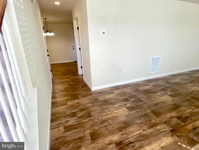 Building Photo - 20 Skip Ln