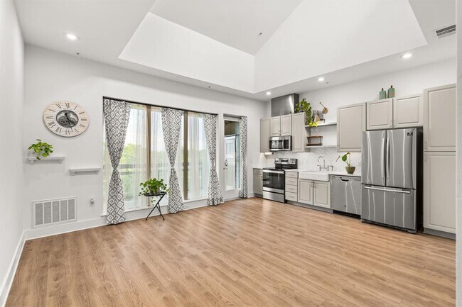 Building Photo - 4704 Sunset Trail