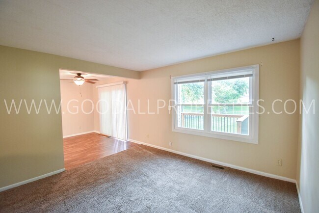 Building Photo - Half Off 1st Months Rent! 3 Bedroom 2 Bath...