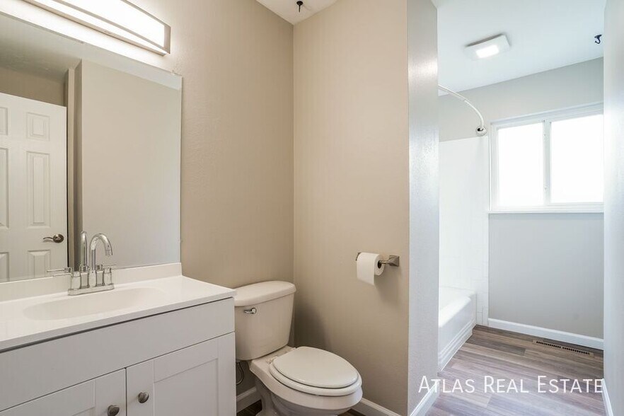 Building Photo - 804 2nd St