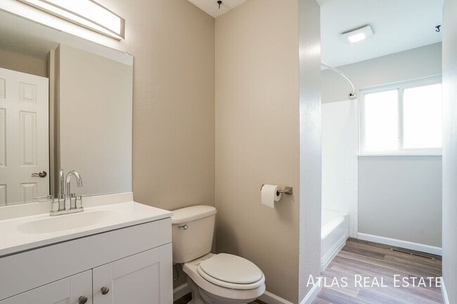 Building Photo - 804 2nd St