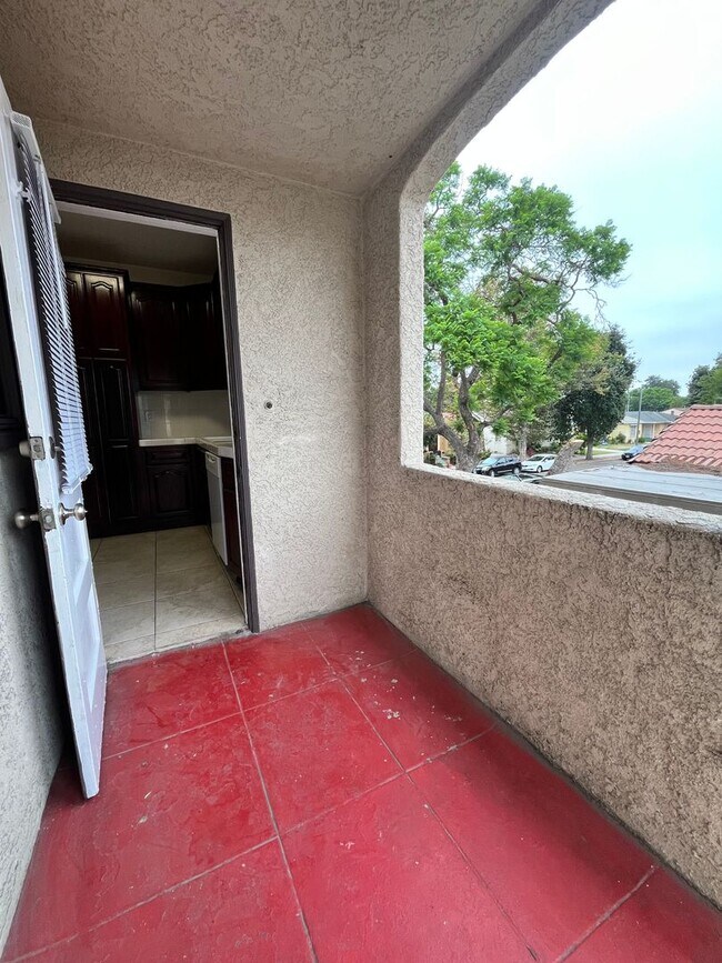 Building Photo - LARGE UPSTAIRS 2 BEDROOM 1 BATH, BUILDING ...