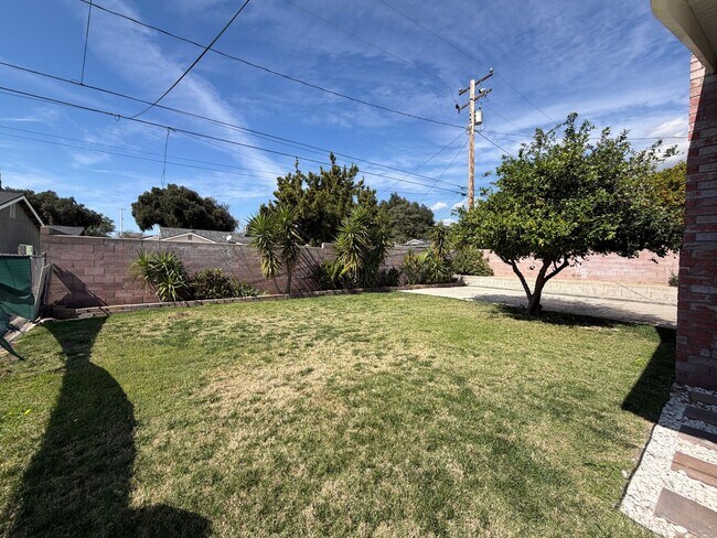 Building Photo - 5034 N Acacia Ave