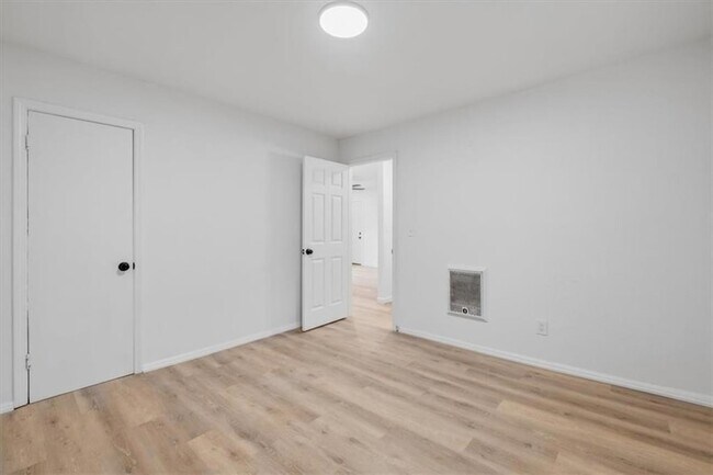 Building Photo - 608 N College Dr