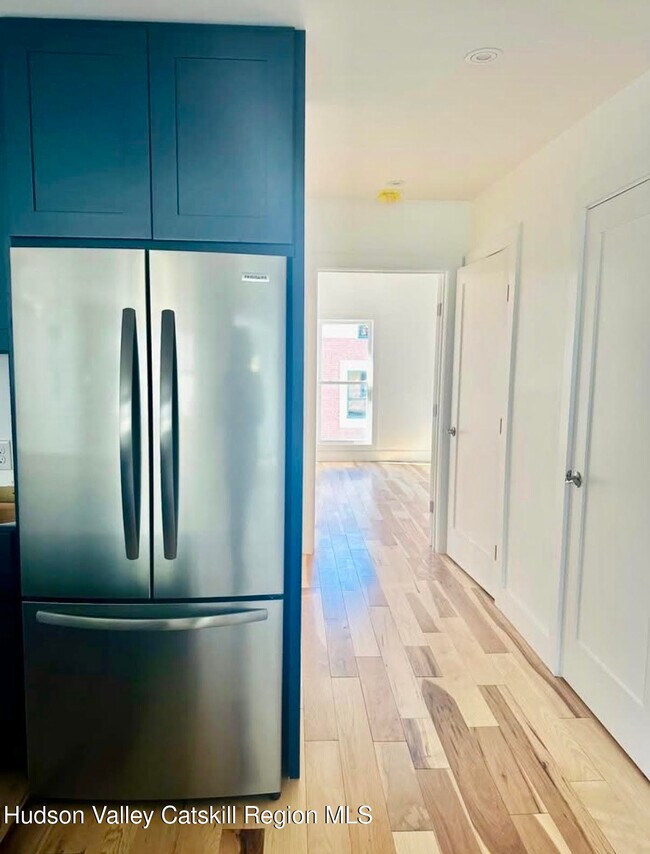 Building Photo - 412 Main St