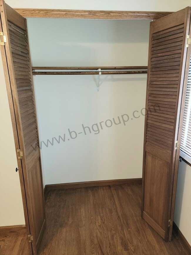 Building Photo - Great Location!