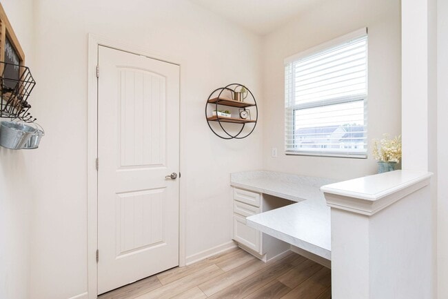 Building Photo - 6787 Oakcrest Dr