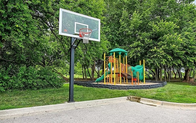 Building Photo - 2102 Hickoryleaf Ln