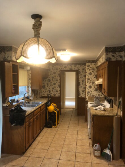 Building Photo - 413 Top Hill Dr
