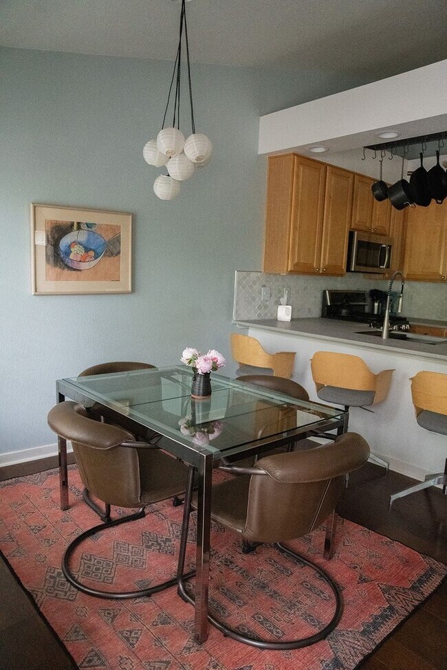 Building Photo - 2 BDR Gorgeous Updated Townhome with Huge Garden