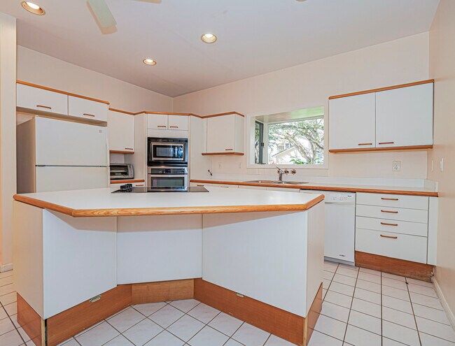 Building Photo - 131 Peppertree Dr