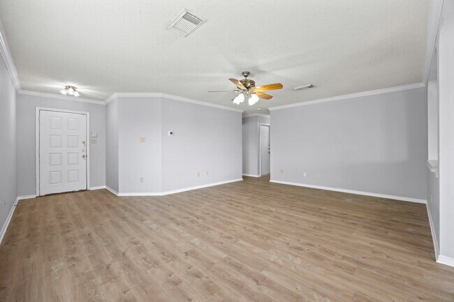 Building Photo - Beautiful 3 bed 2 bath single story, corne...