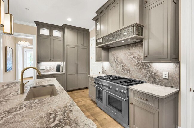 Building Photo - Franklin Gem Walking Distance to Downtown!
