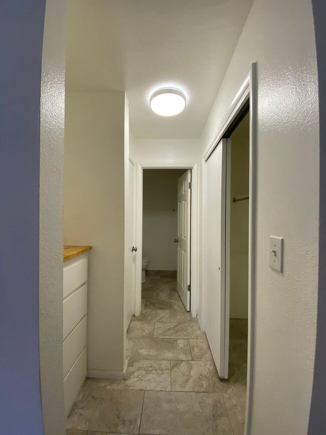 Building Photo - Huge studio w/ Granite countertops and onsite Laundry