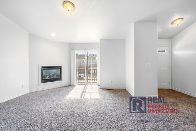 Building Photo - 3 bedroom 2 Bath Townhouse - 1 Car Garage
