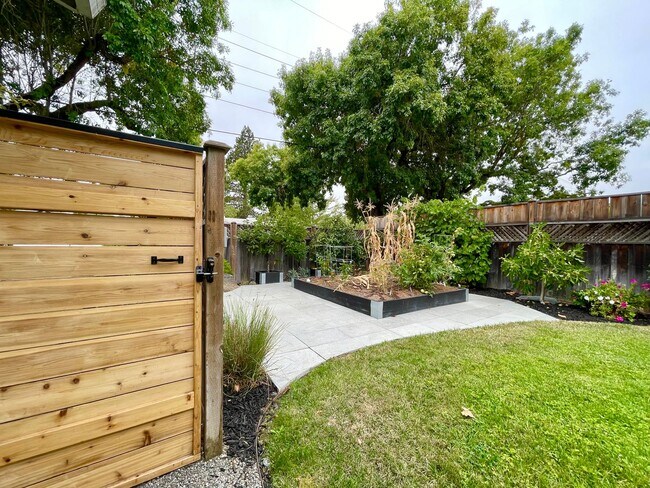 Building Photo - Charming 3 Bedroom 2 Bath Home in Old Town...