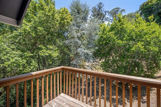 Building Photo - 2BD/1.5BA LIGHT & BRIGHT, MILL VALLEY HOME WITH OPEN FLOOR PLAN!