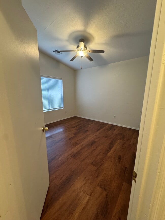 Building Photo - 813 E Amabisca Cir