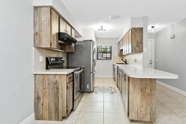 Building Photo - Beautiful Modern 2/1 Townhome in St. Cloud's Pine Lake Villas