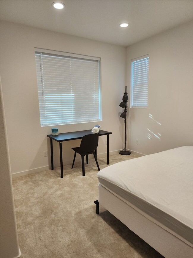 Building Photo - Modern 4BR Townhome in Fontana
