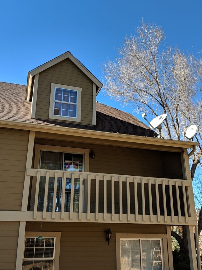 Building Photo - 3-Bedroom, 2-Bath Oasis: Close to Hospital, Washer/Dryer Included, Parking for 2!