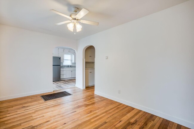 Building Photo - 415 E 6th St