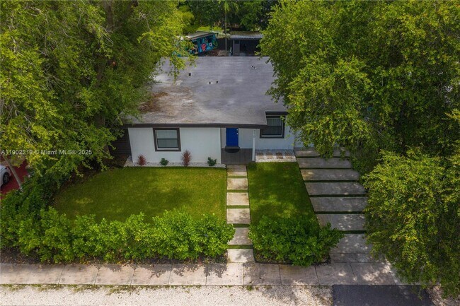 Building Photo - 710 NE 141st St