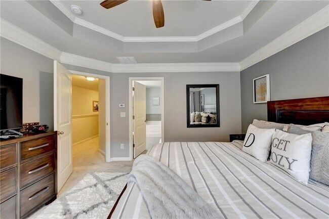 Building Photo - 2185 Mission View Dr NW