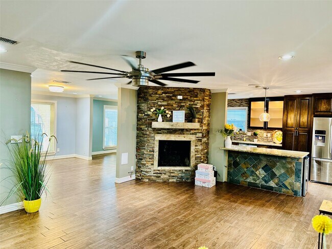 Building Photo - 2750 Manila Ln