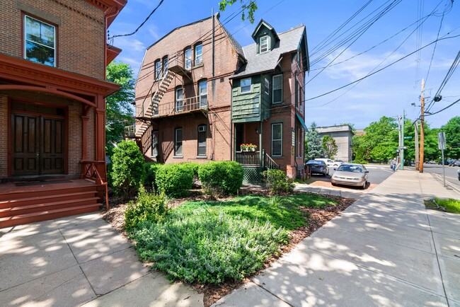 Building Photo - 66 Trumbull St