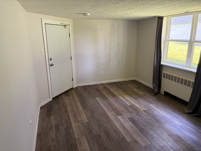 Building Photo - Eastlawn Properties