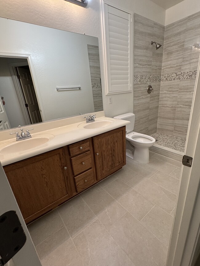 Master Bath - 3339 E Comstock Dr