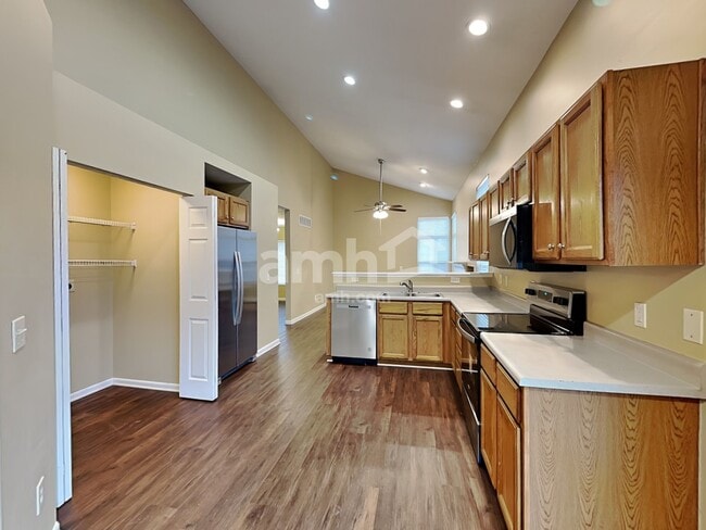 Building Photo - 4695 Woodfield Dr