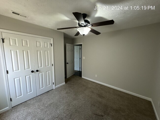 Building Photo - 5032 Shimmer Dr