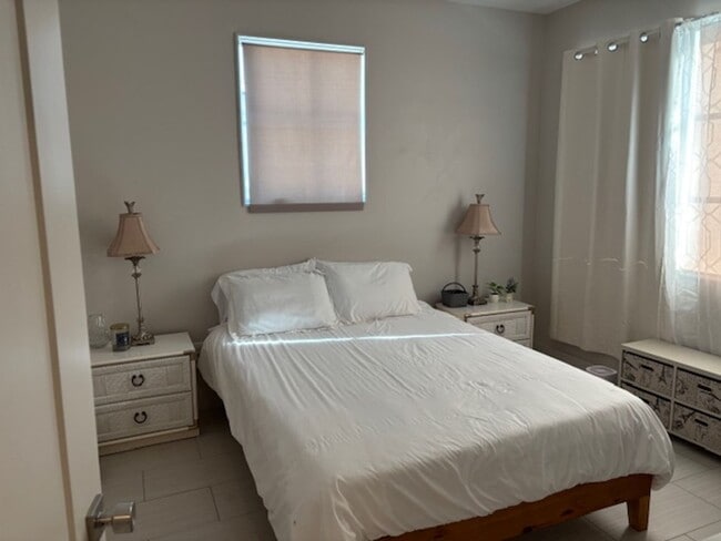 Building Photo - 2-bedroom 1 bath garage apartment with a garage parking space!!