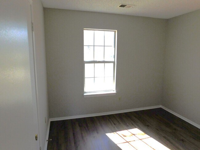 Building Photo - 5820 Briarwood - Ready for move in!!