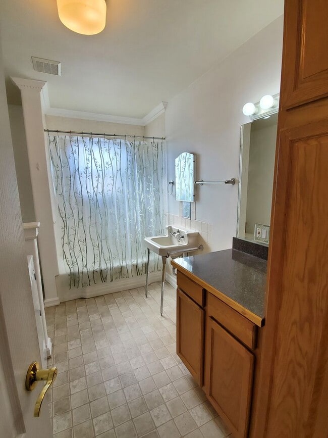 Building Photo - Spacious apartment! January rent FREE with 12 month lease!