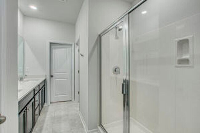 Building Photo - Available March 10th. Beautiful 6 BR/4.5 BA Home in Tanner Plantation!