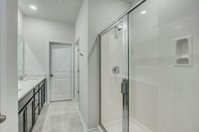 Building Photo - Tanner Plantation 3 story 6 Bedroom and 4....