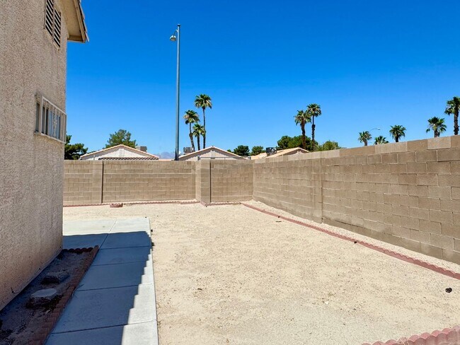 Building Photo - 2048 Rose Coral Ave