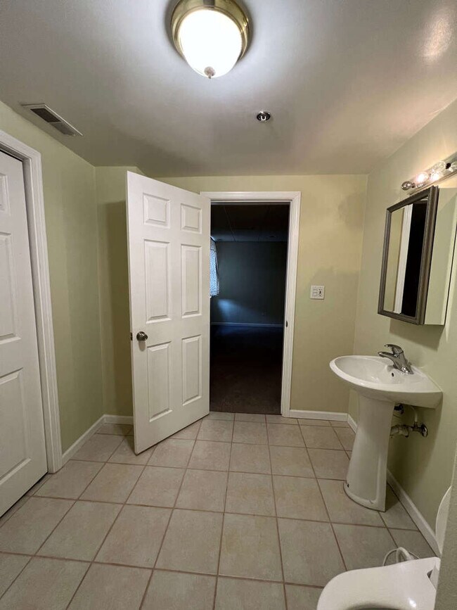 Building Photo - 2162 Yale Cir