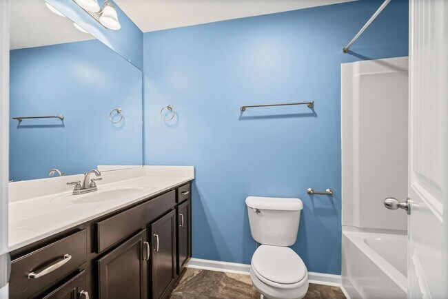 Building Photo - 2 Bedroom Condo For Rent With Community Swimming Pool!