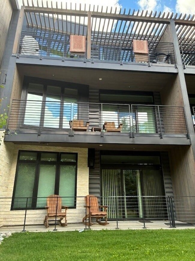 Building Photo - Long Term Rental- River West 914