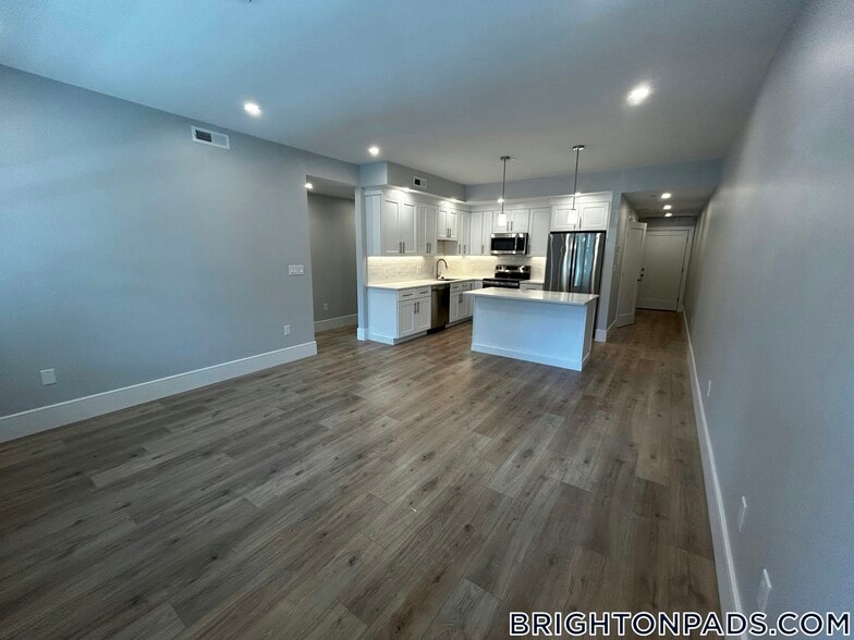 Building Photo - 124 Kenrick St