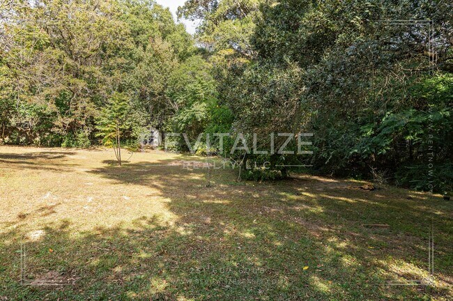 Building Photo - Updated Brick 3 Bed 1 Bath Home with Huge ...