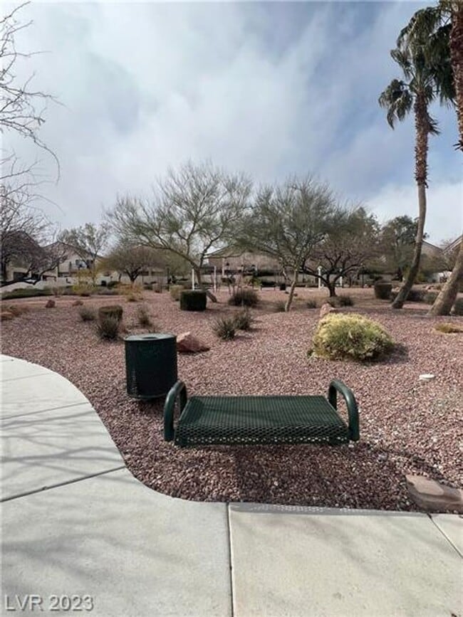 Building Photo - 3 Bedroom Townhouse with a backyard