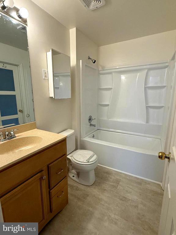 Building Photo - 19 Walnut St