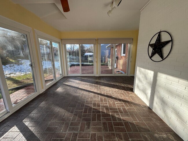 Building Photo - 136 Grimes St