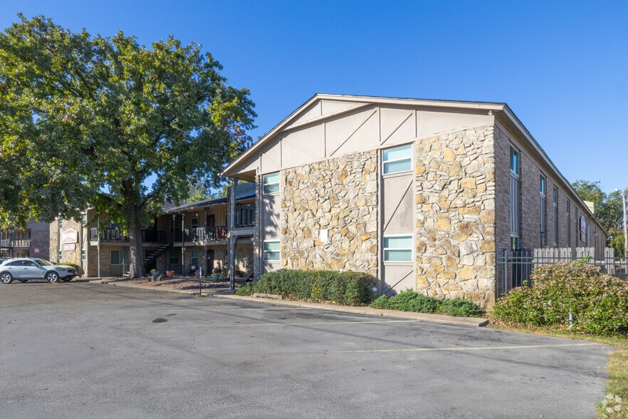 Primary Photo - SOUTHWOOD APARTMENTS